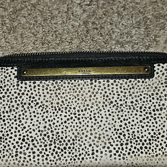 The Fossil Women's Liza Leather Zip Around Clutch Wallet - Picture 2 of 5